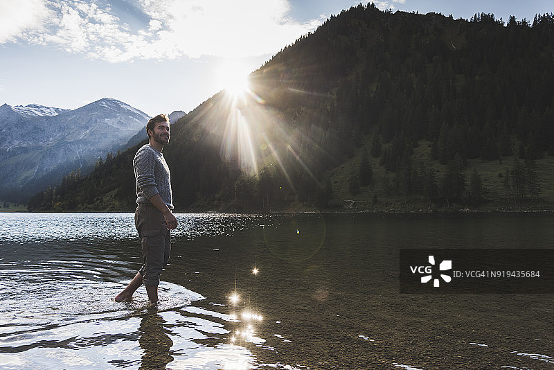 奥地利，蒂罗尔，徒步旅行者在山上的湖泊中放松图片素材
