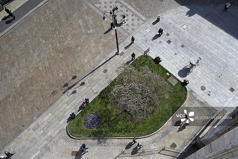 从米兰的米兰大教堂俯瞰游客图片素材