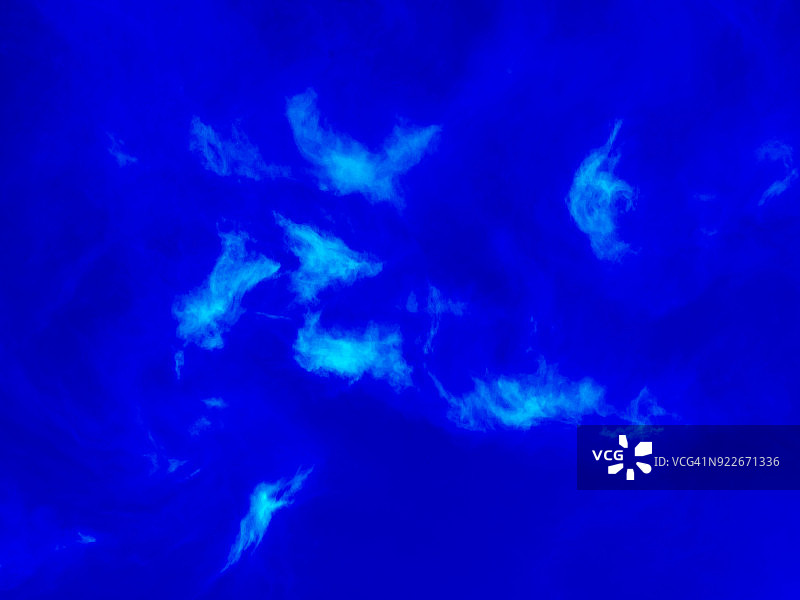 背景的形式和抽象的数字烟和蒸汽的颜色上浅蓝色和深蓝色的背景。图片素材
