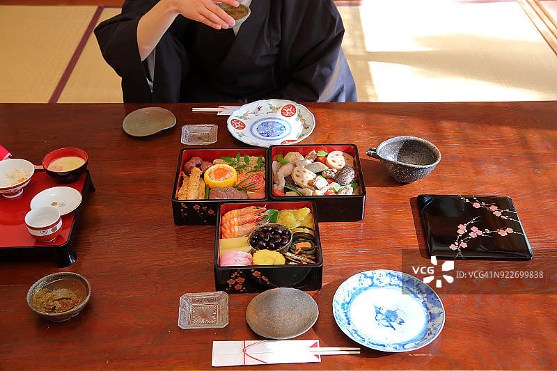 家庭享受日本新年菜肴，称为大石和清酒图片素材