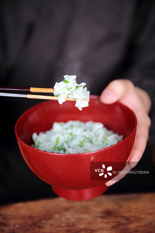 男子吃米粥与七种春天的草药叫加尤图片素材