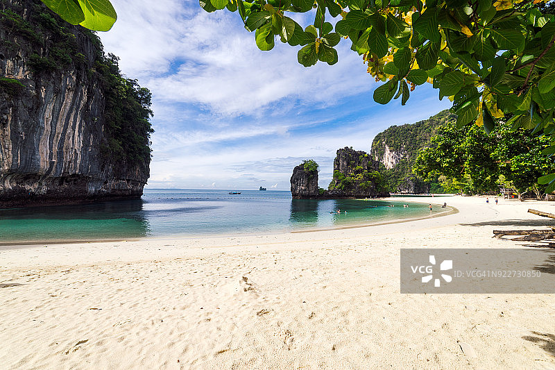美丽的热带白色沙滩，蓝天和绿色的海洋在安达曼海的Koh Hong岛在泰国南部的普吉岛附近图片素材
