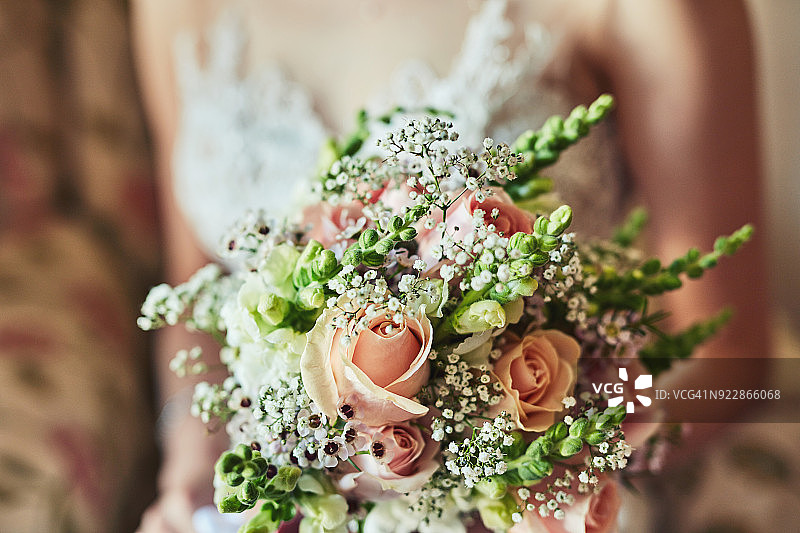漂亮的花束送给美丽的新娘图片素材