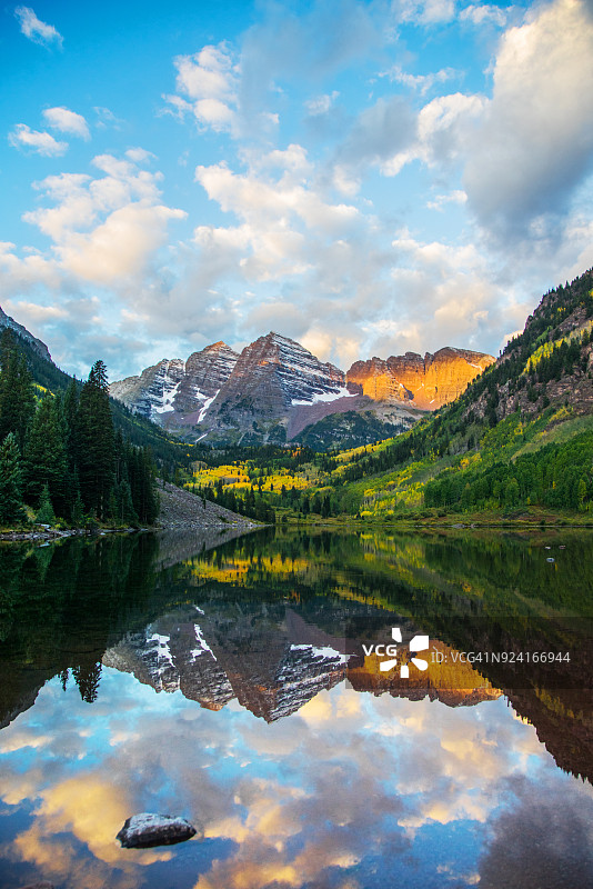 栗色铃铛和日出湖，科罗拉多州，美国图片素材