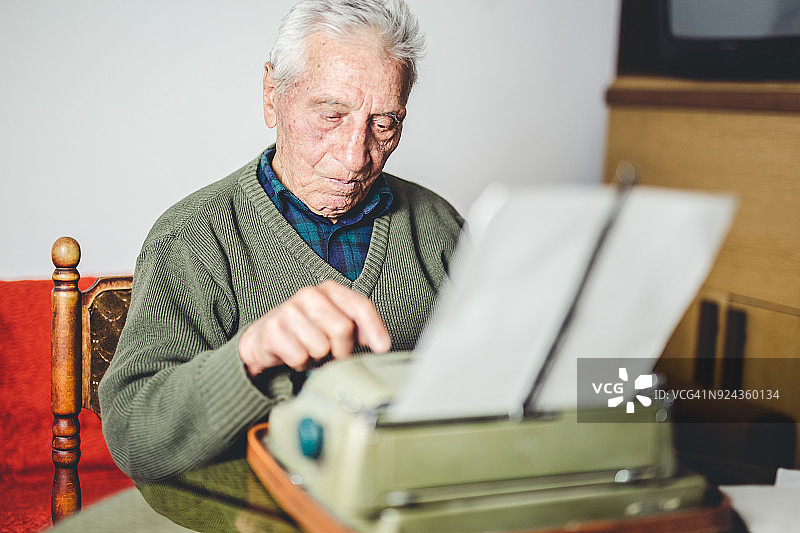 老人和他的打字机图片素材