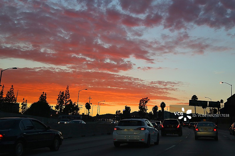 洛杉矶高速公路上的日落高峰时间图片素材