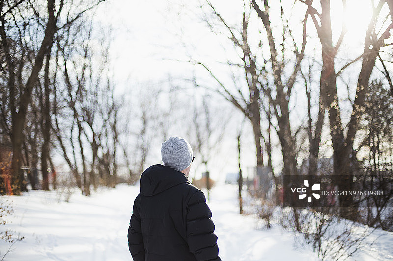 一个成熟男人在冬天的肖像图片素材