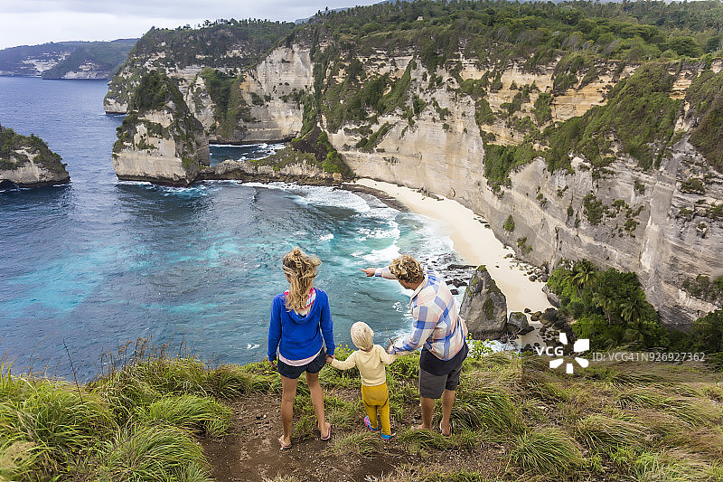 家庭度假看海岸线与悬崖，努沙佩尼达，印度尼西亚巴厘岛图片素材