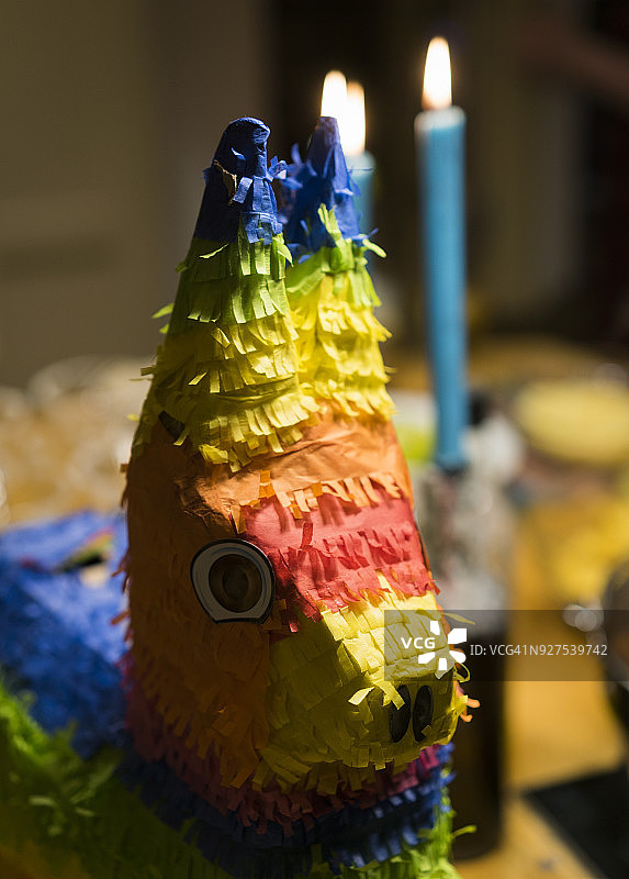 A piñata在厨房的桌子上图片素材