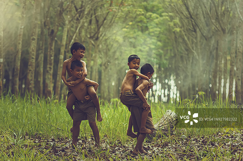农业地区的孩子们沉浸在绿色的大自然中。图片素材