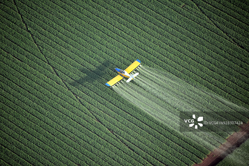 俯视一架农作物喷粉机图片素材