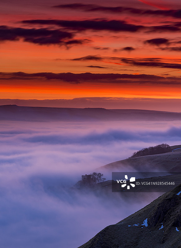 英国山顶区佩弗利尔城堡上的红色黎明。英国。图片素材