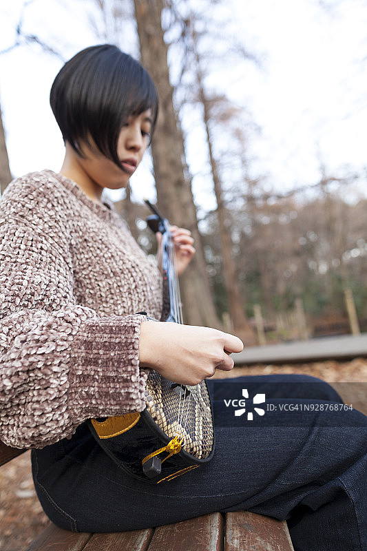弹奏日本乐器的日本女人图片素材