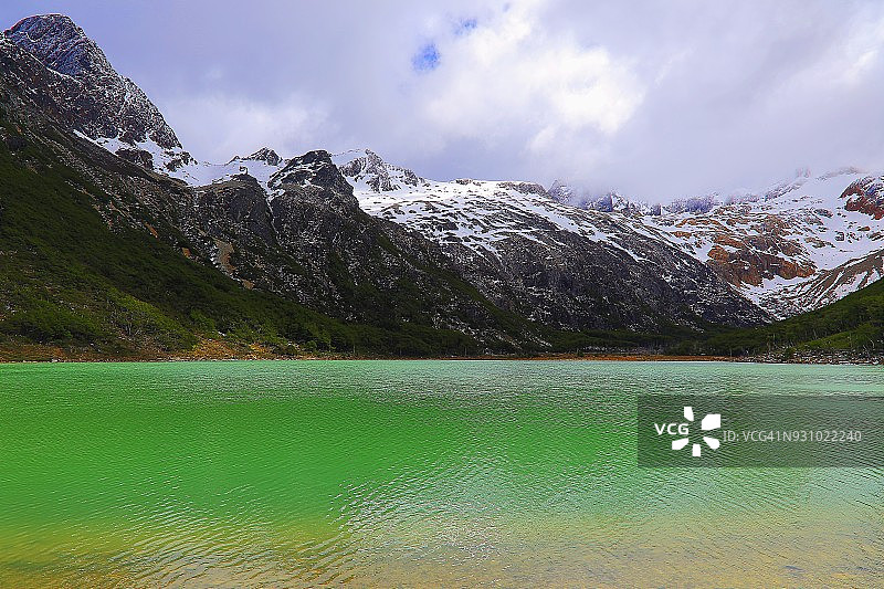 田园诗般的翡翠湖-翡翠湖-乌斯怀亚，火地岛，阿根廷图片素材