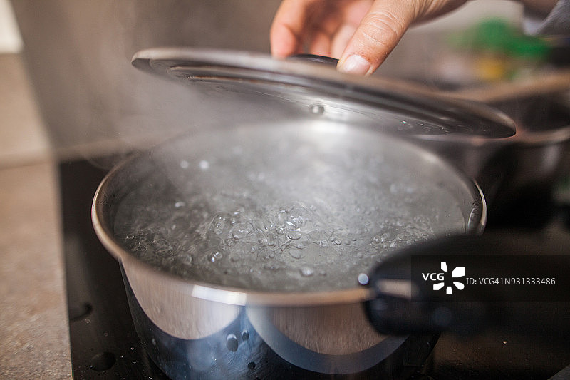 厨房-一锅沸水图片素材