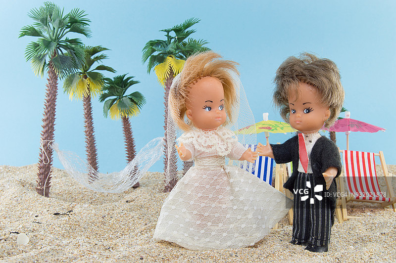 蜜月夫妇在加勒比海滩放松图片素材