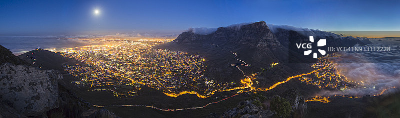 城市碗，开普敦，西开普省，南非晚上的全景满月视图图片素材