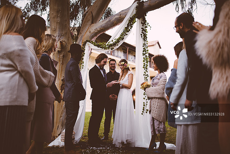 新娘和新郎在仪式上与客人交换结婚戒指图片素材