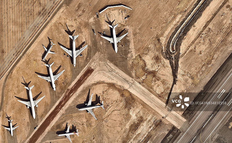 在机场上空停靠的飞机图片素材