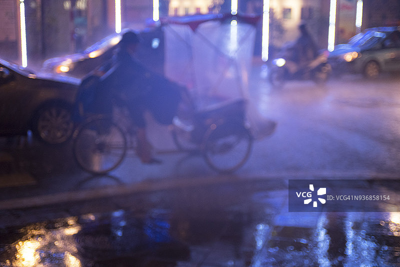 夜雨中的城市街道图片素材