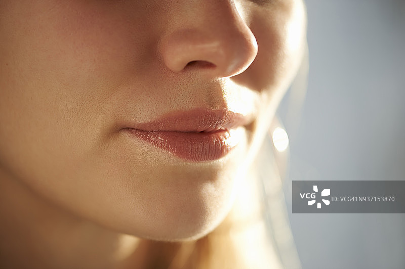 女性嘴和鼻子的特写。图片素材