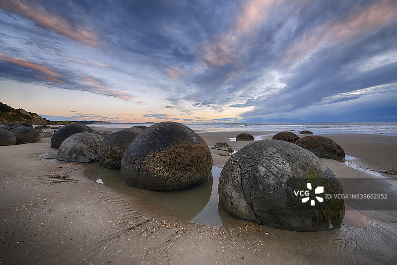 新西兰南岛奥塔哥海岸，科伊科赫海滩上的莫拉基巨石。新西兰南岛奥塔哥海岸，莫尔基，汉普顿，Koekohe海滩。图片素材