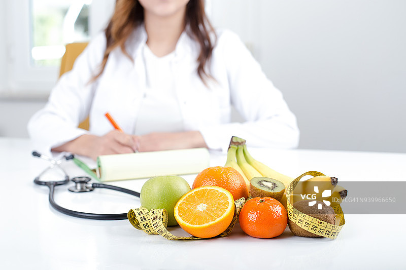 医生营养学家的水果和蔬菜图片素材