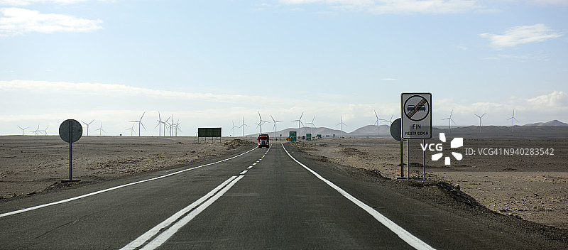 智利卡拉马的无超车标志和风力涡轮机图片素材