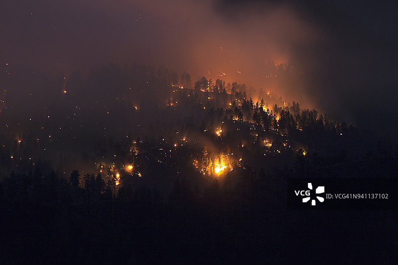 石灰峡谷森林火灾夜晚时间山发光的福克斯顿科罗拉多州图片素材