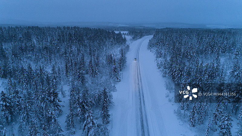 冬天的乡村道路图片素材