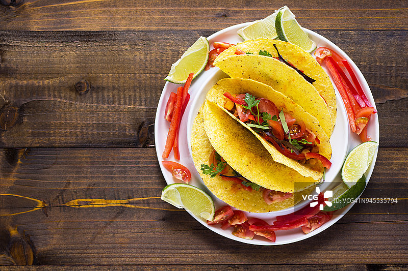 五颜六色的墨西哥玉米饼配牛肉和蔬菜图片素材