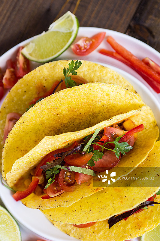 五颜六色的墨西哥玉米饼配牛肉和蔬菜图片素材