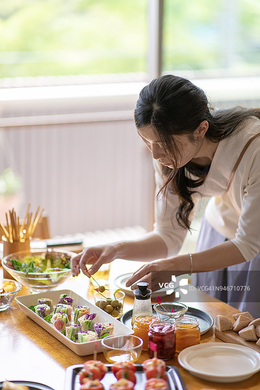 日本女人准备午餐派对图片素材
