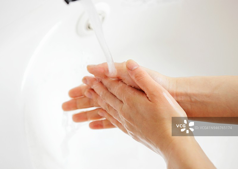 正在洗手的女人，靠近点图片素材