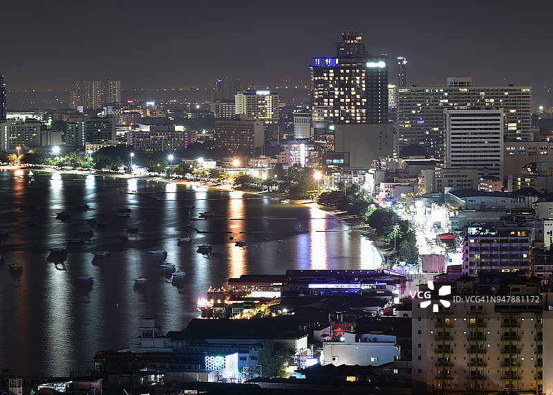 泰国芭堤雅的海湾和摩天大楼在黄昏和午夜的时间。芭堤雅以海上运动和夜生活娱乐而闻名。图片素材