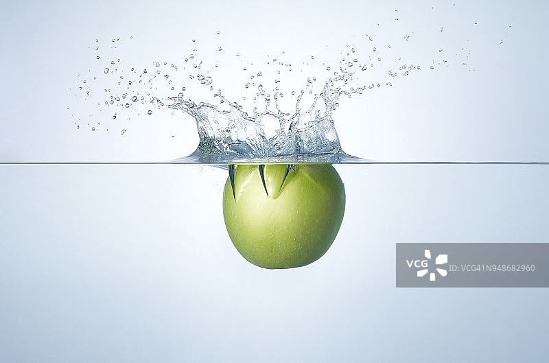 青苹果在飞溅的水里图片素材