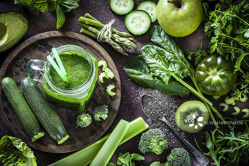 排毒饮食理念:质朴餐桌上的绿色蔬菜图片素材