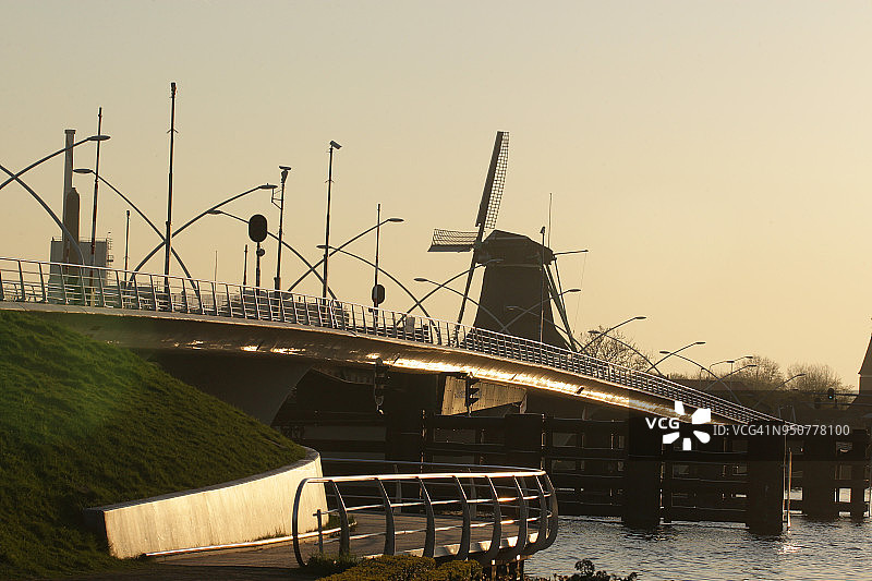 荷兰赞德耶克历史悠久的风车图片素材