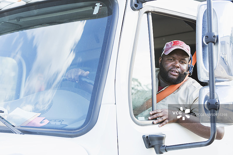 非裔美国卡车司机坐在驾驶座上图片素材