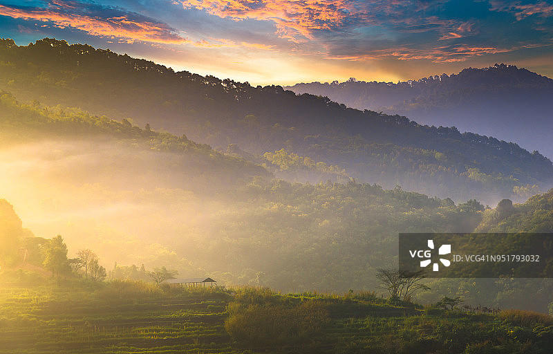 泰国北部的山景，日出和薄雾图片素材