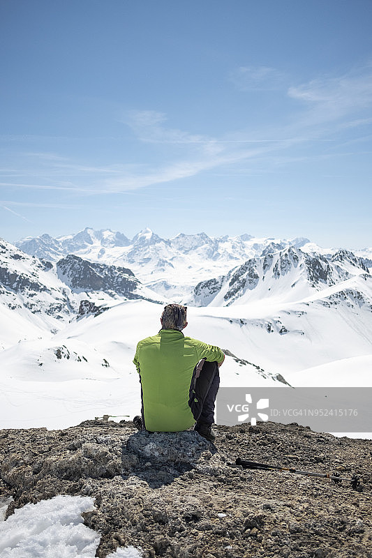 登山运动员在山顶上休息图片素材