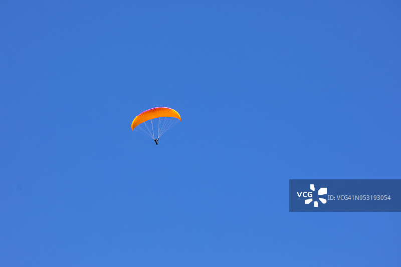 蓝天下的滑翔伞。图片素材