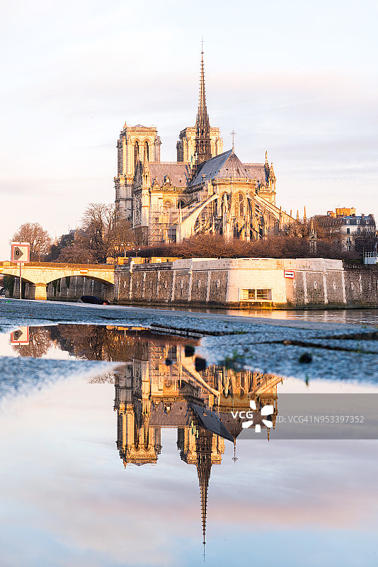浪漫的巴黎和巴黎圣母院结束一天图片素材