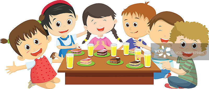 快乐的孩子们一起在餐桌上吃晚餐图片素材