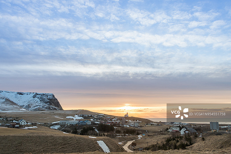冰岛南部米达鲁的维克村在早晨的阳光下的风景图片素材