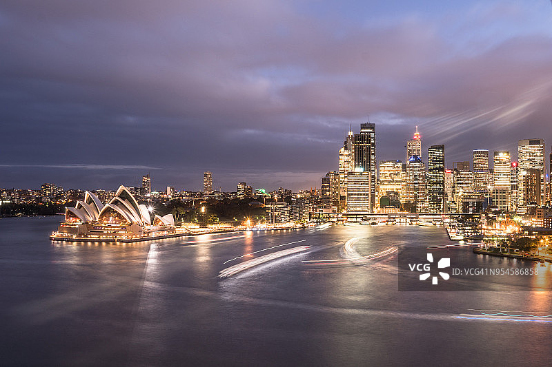 令人惊叹的日落在悉尼商业区天际线在澳大利亚。图片素材