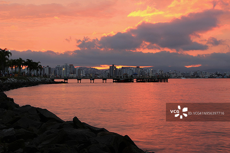 巴西，圣卡塔琳娜，Florianópolis，市中心区，壮丽的日落在公共码头图片素材
