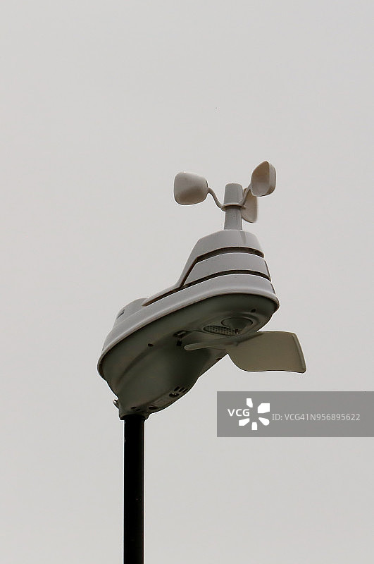高空气象站和风传感器，用于监测各种天气状况图片素材