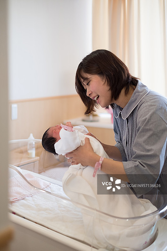 哭闹的新生儿和母亲图片素材
