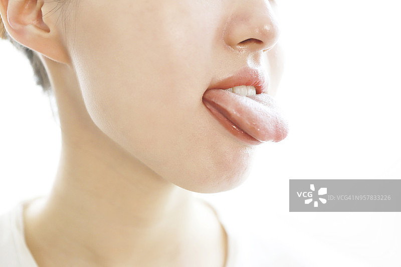 女人伸出舌头，靠近点图片素材